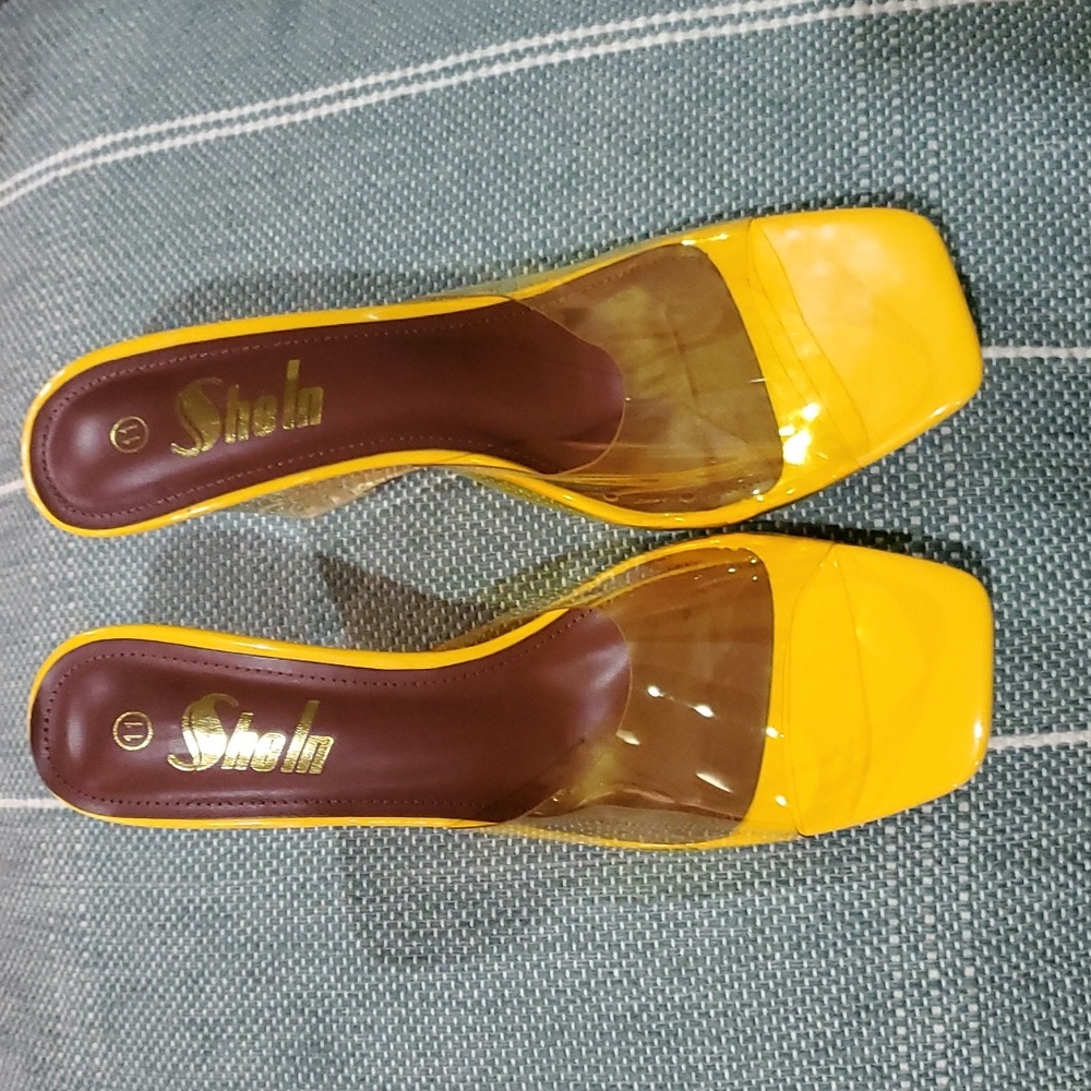 Shoe - Picture 3 of 4